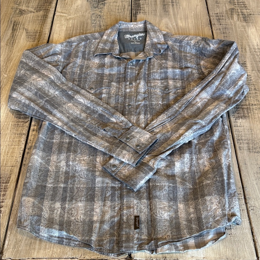 Wrangler Men's Casual Gray Button Down Shirt
